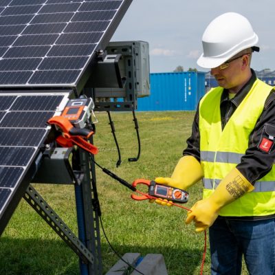 Figura 3. Medição de corrente operacional com Sonel CMP-1015-PV