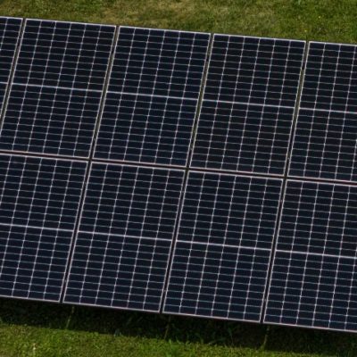 Foto 2. Dois sensores de irradiância nas extremidades da string fotovoltaica